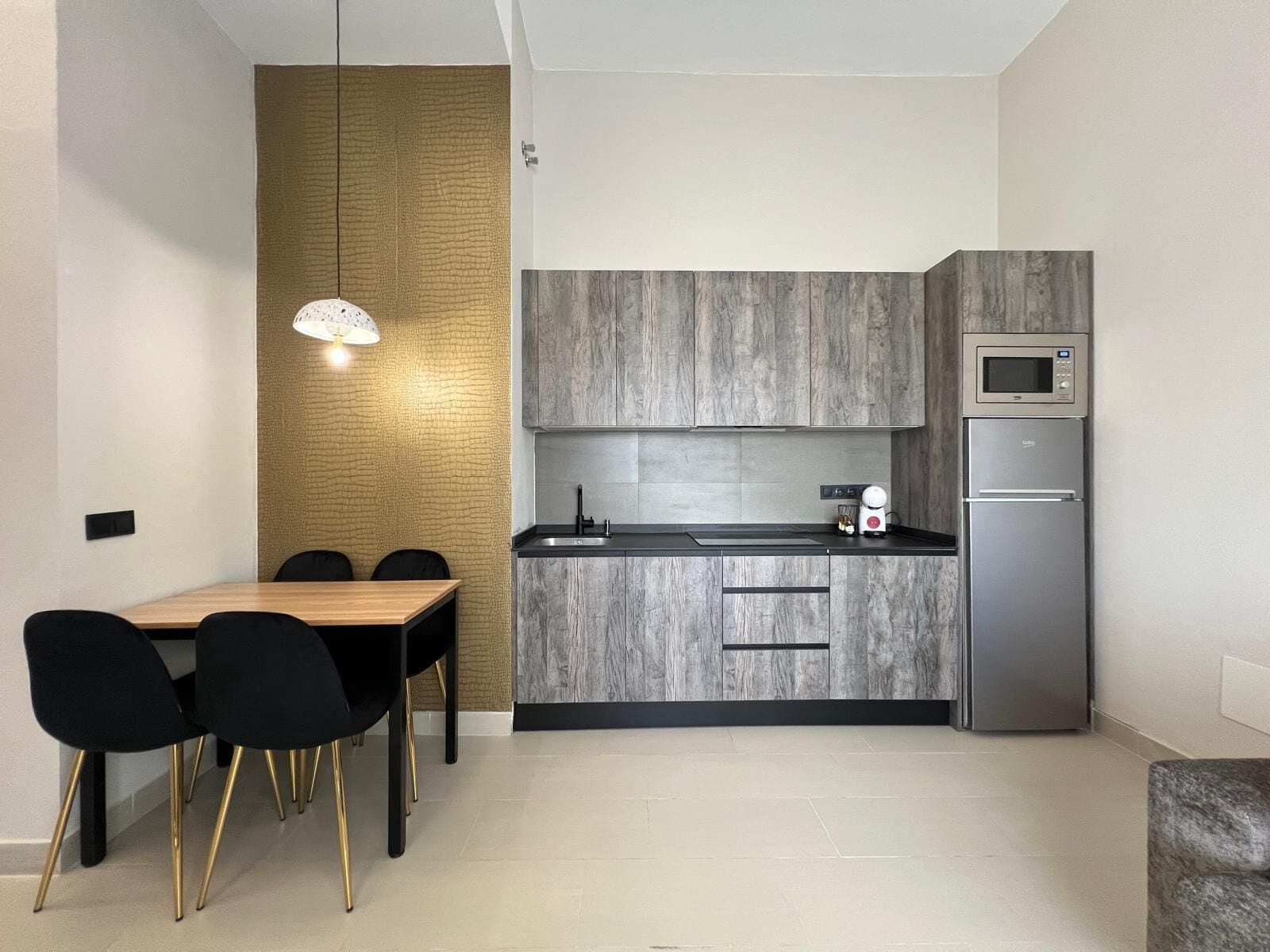 Perhehuoneisto | Yksityinen keittiö | Täysikokoinen jääkaappi, mikroaaltouuni, liesi, astianpesukone