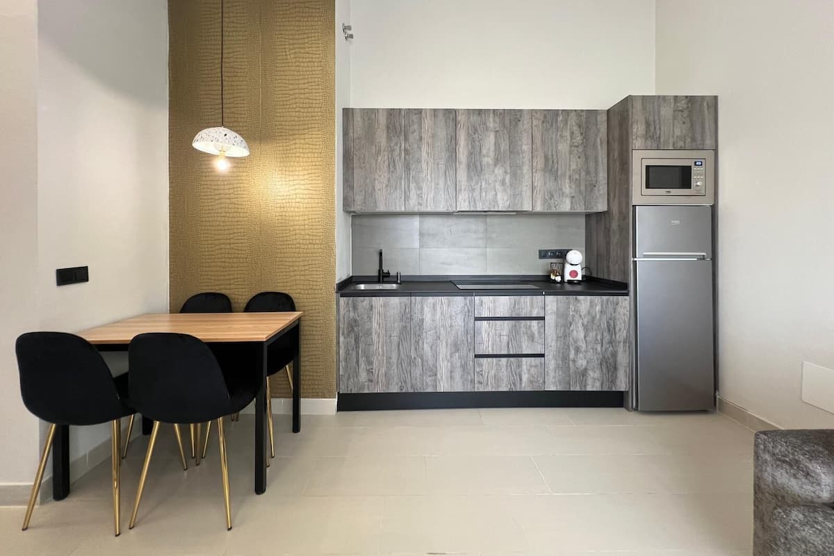 Perhehuoneisto | Yksityinen keittiö | Täysikokoinen jääkaappi, mikroaaltouuni, liesi, astianpesukone