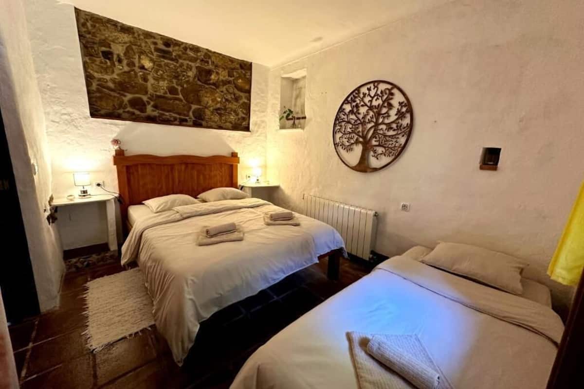 Dreibettzimmer, Gemeinschaftsbad | Verdunkelungsvorhänge, kostenloses WLAN