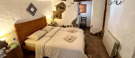 Double Room, Private Bathroom | Blackout drapes, WiFi (free)