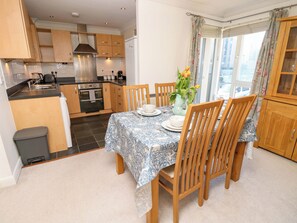 Cookware/dishes/utensils - Seabreeze Suites (Southampton)