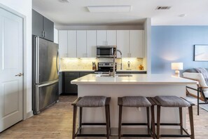 Refrigerador y comedor 