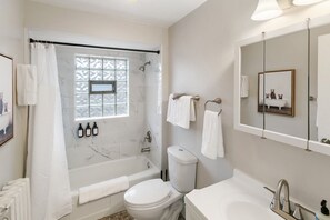 Douche, sèche-cheveux, serviettes fournies