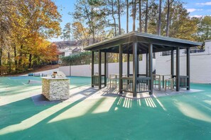 Outdoor dining - Landing | Spectacular 2BD, Gym, Pool (Raleigh)