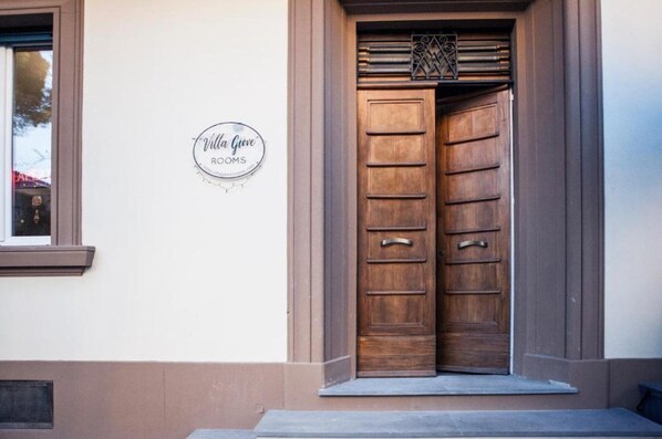 Exterior detail - Sunflower Room – Double with Shared Garden, Wi-Fi and Air Conditioning (Prato)