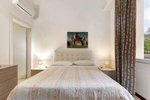 WiFi, bed sheets - Girasole Room – Double with Private Terrace, Wi-Fi, A/C & Accessible Bathroom (Prato)