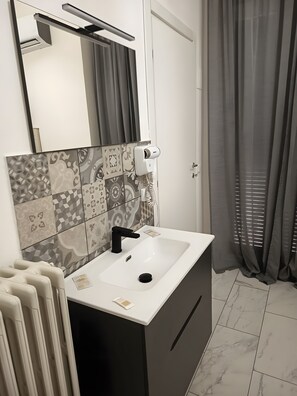 Shower, hair dryer, towels - Girasole Room – Double with Private Terrace, Wi-Fi, A/C & Accessible Bathroom (Prato)