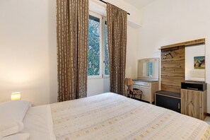 WiFi, bed sheets - Girasole Room – Double with Private Terrace, Wi-Fi, A/C & Accessible Bathroom (Prato)