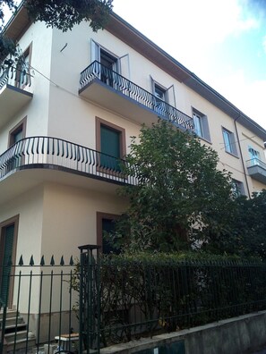 Exterior - Sunflower Room – Double with Shared Garden, Wi-Fi and Air Conditioning (Prato)