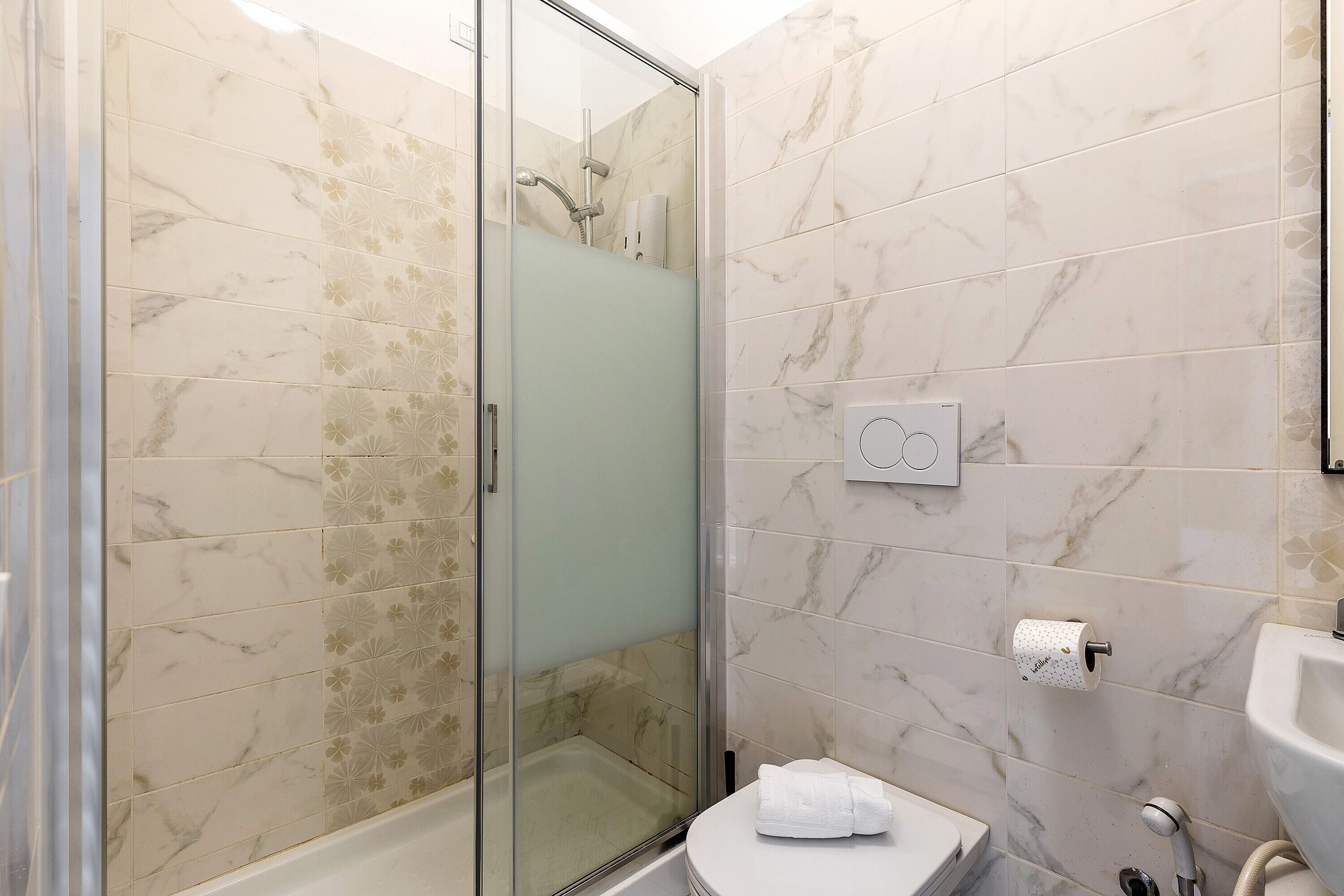 Douche, sèche-cheveux, serviettes fournies