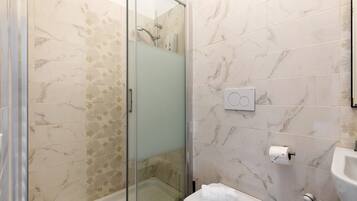 Regadera, secadora de cabello, toallas