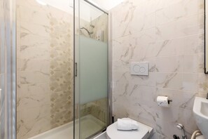 Ducha, secador de pelo y toallas