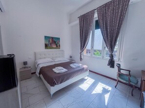 WiFi, bed sheets - Sunflower Room – Double with Shared Garden, Wi-Fi and Air Conditioning (Prato)