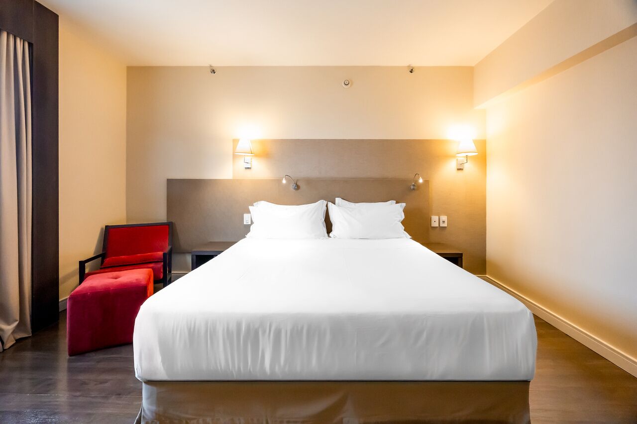 Habitación doble Premium, vista a la ciudad | Minibar, espacio para trabajar con laptop y cortinas blackout 