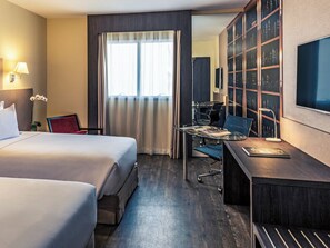 Deluxe-Zweibettzimmer, Stadtblick | Minibar, laptopgeeigneter Arbeitsplatz, Verdunkelungsvorhänge