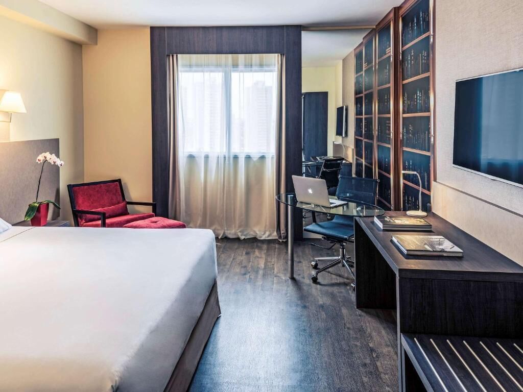 Frigobar, espaço de trabalho para notebook, cortinas blackout