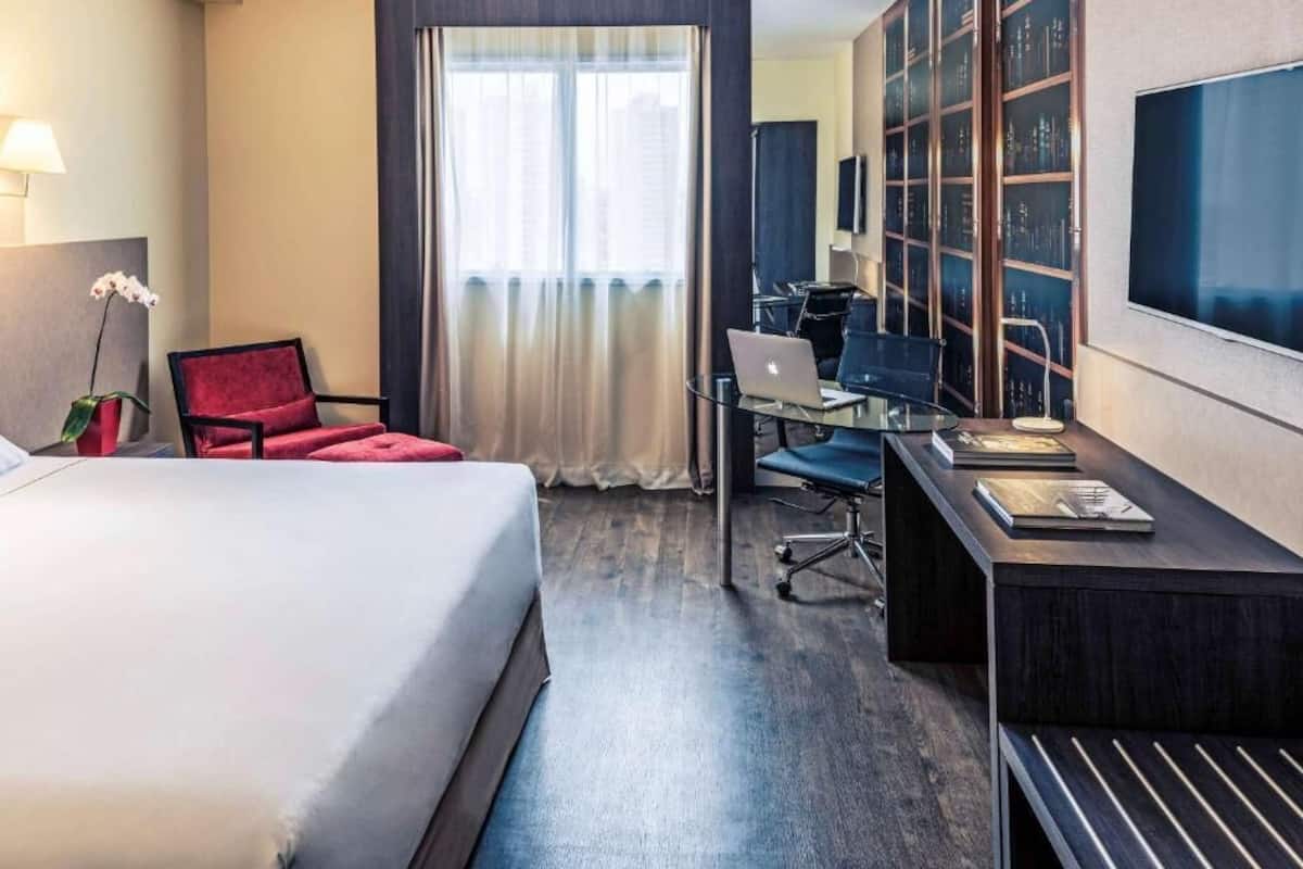 Minibar, laptop workspace, blackout drapes, WiFi (free)