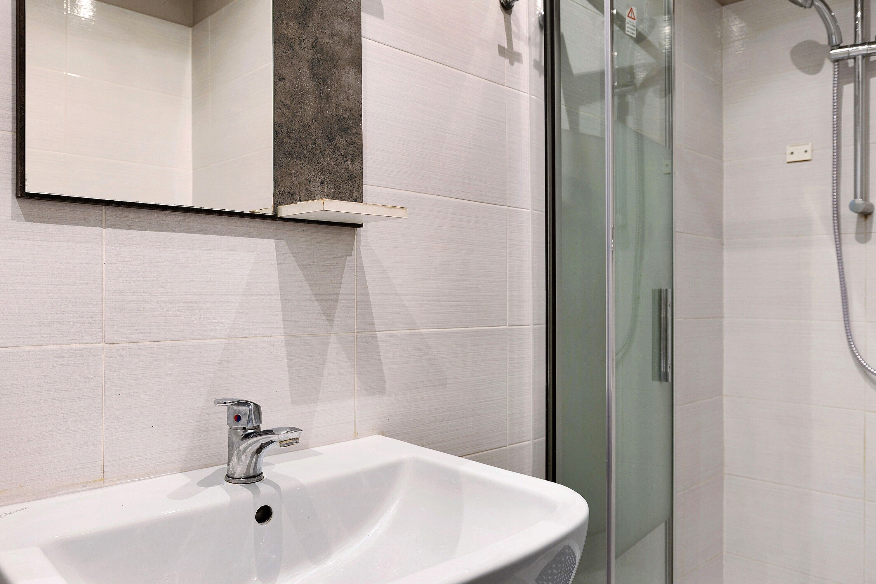 Douche, sèche-cheveux, serviettes fournies