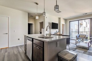 Interior - Landing | Beautiful 1BD, Clubhouse, Courtyard (Milwaukee)