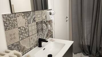 Een douche, een haardroger, handdoeken