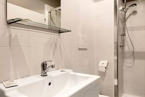 Douche, sèche-cheveux, serviettes fournies
