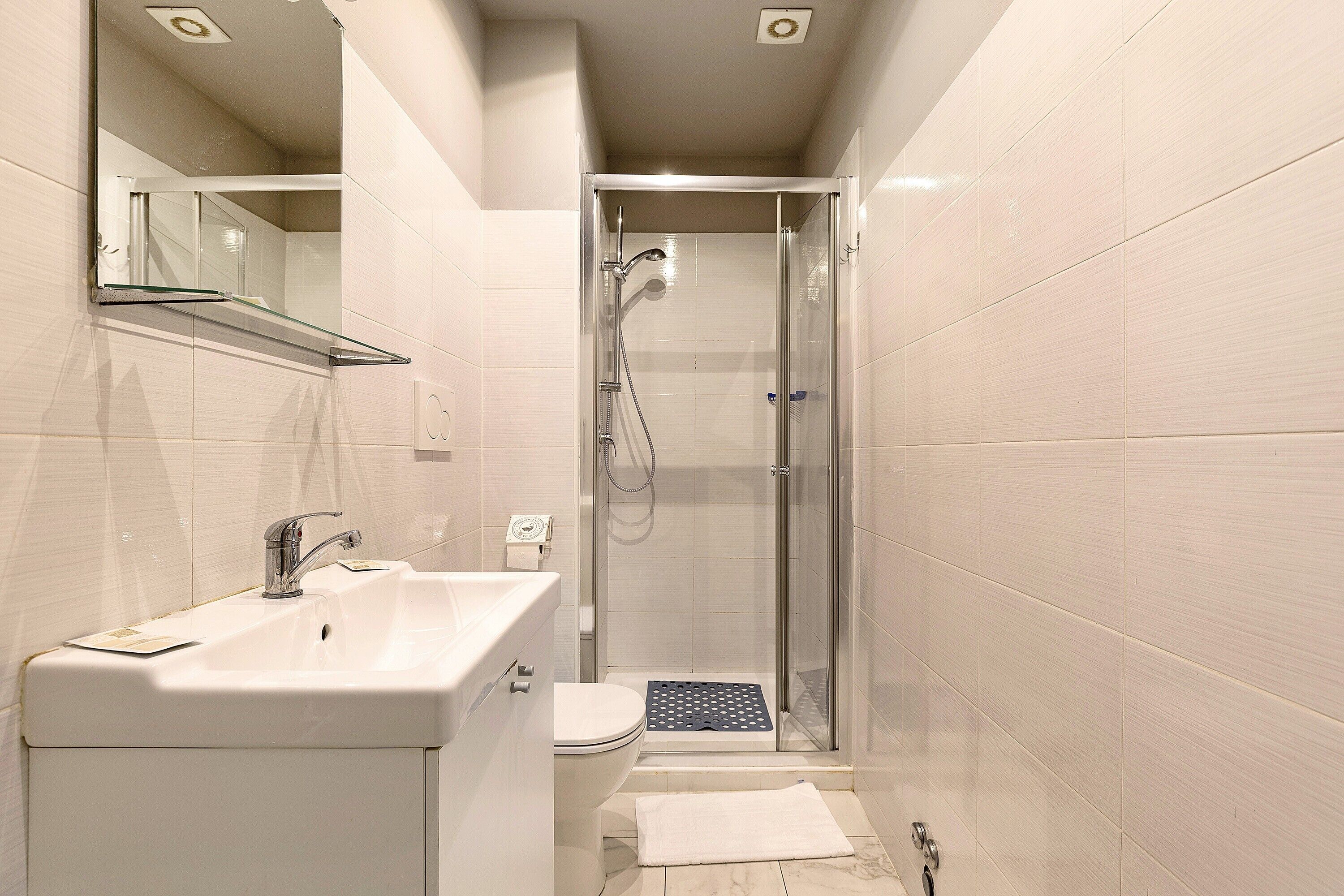 Douche, sèche-cheveux, serviettes fournies