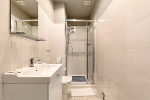 Shower, hair dryer, towels - Orchid Room – Double with Wi-Fi, A/C, and Accessible Bathroom (Prato)