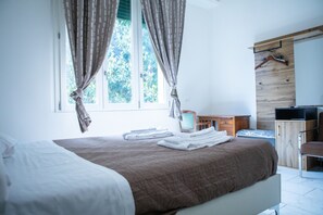 WiFi, bed sheets - Room 'Camera Orchidea - Tripla' with Shared Garden, Wi-Fi and Air Conditioning (Prato)