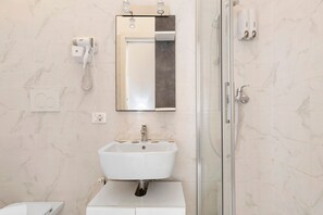 Shower, hair dryer, towels - Papavero Room – Double with Private Terrace, Wi-Fi, A/C & Accessible Bathroom (Prato)