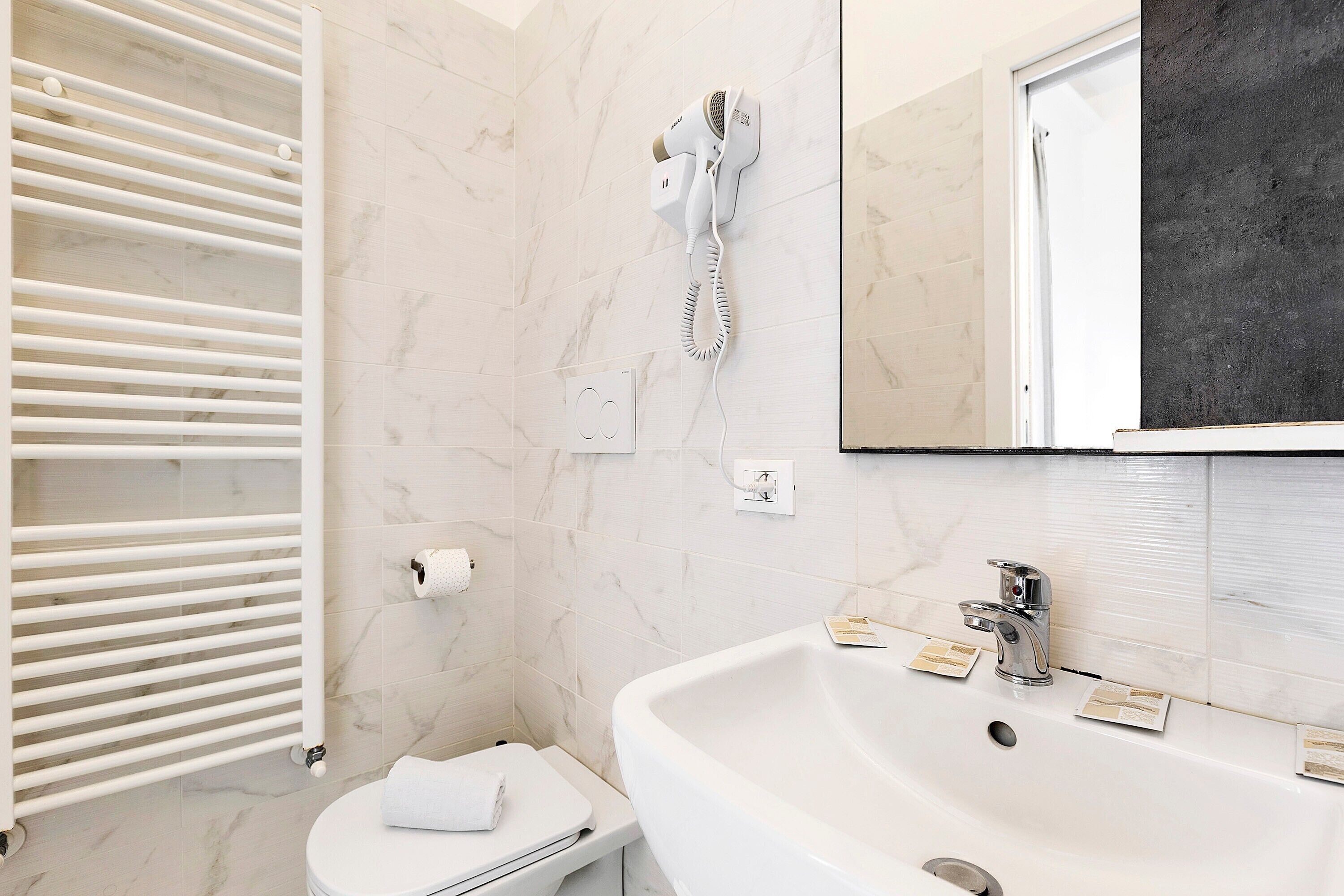 Suihku, hiustenkuivaaja, pyyhkeet