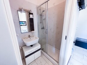 Een douche, een haardroger, handdoeken