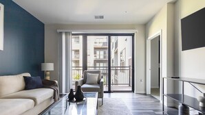 Een moderne woonkamer met een bank, een salontafel en een tv-meubel.