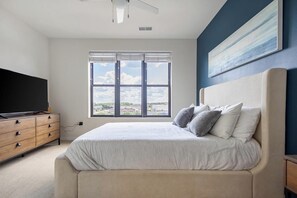 Desk, iron/ironing board, WiFi, bed sheets - Landing | Stylish 2BD, Courtyard, Clubhouse (Milwaukee)