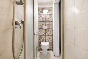 Shower, hair dryer, towels - Peony Room – Double with Private Terrace, Wi-Fi, A/C, and Accessible Bathroom (Prato)