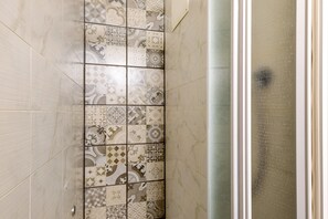 Shower, hair dryer, towels - Peony Room – Double with Private Terrace, Wi-Fi, A/C, and Accessible Bathroom (Prato)