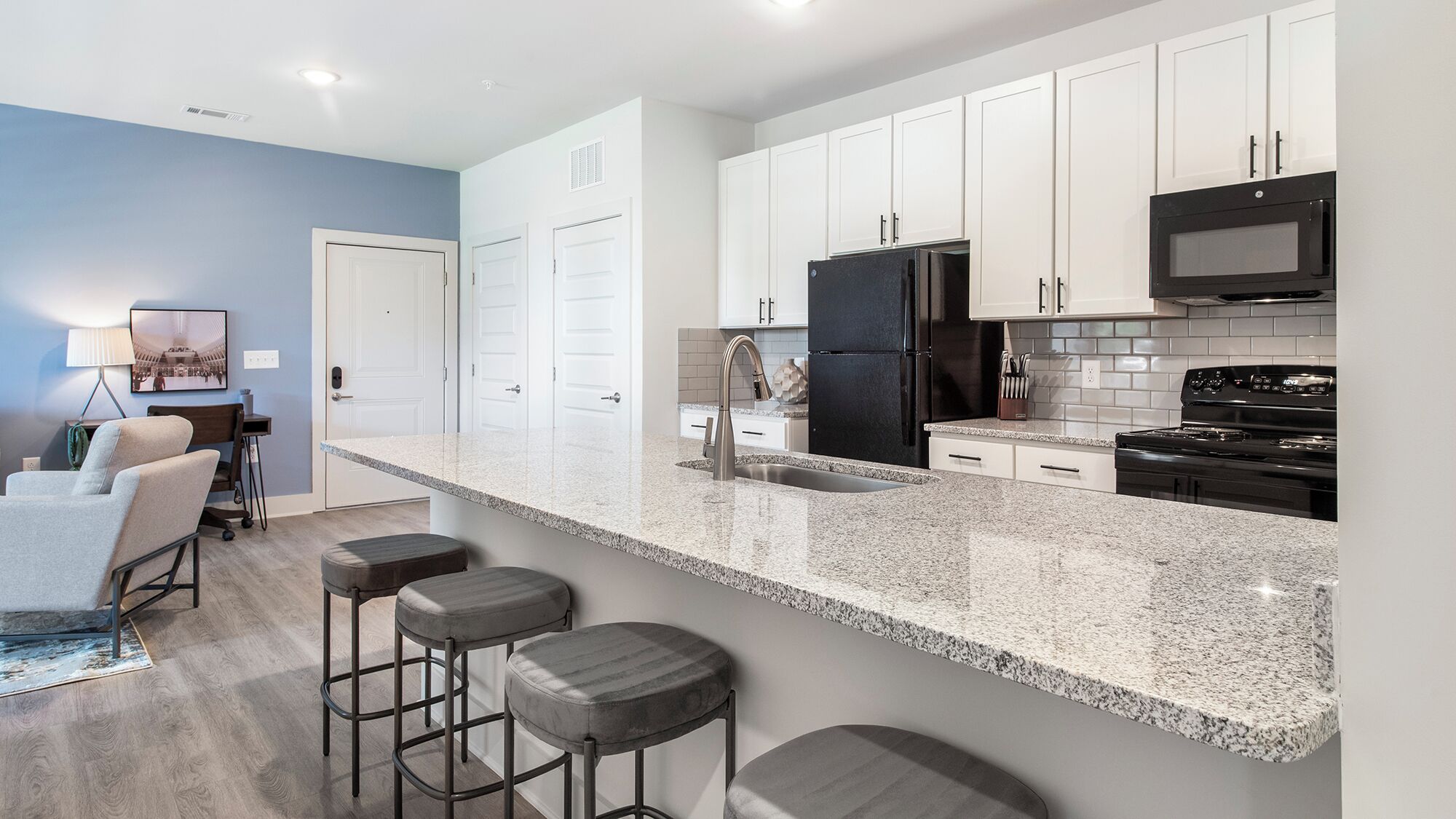 ثلاجة، مائدة طعام