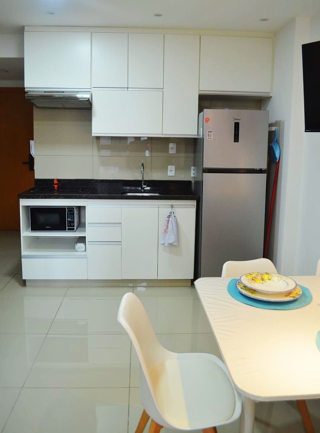 Geladeira, micro-ondas, talheres/pratos/utensílios de cozinha