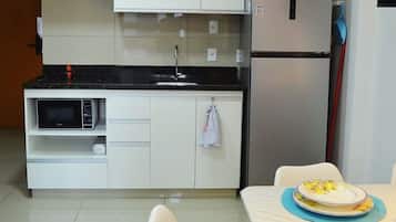 Geladeira, micro-ondas, talheres/pratos/utensílios de cozinha