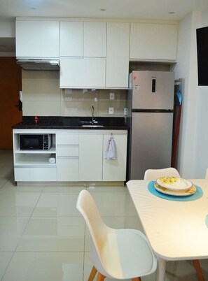 Geladeira, micro-ondas, talheres/pratos/utensílios de cozinha