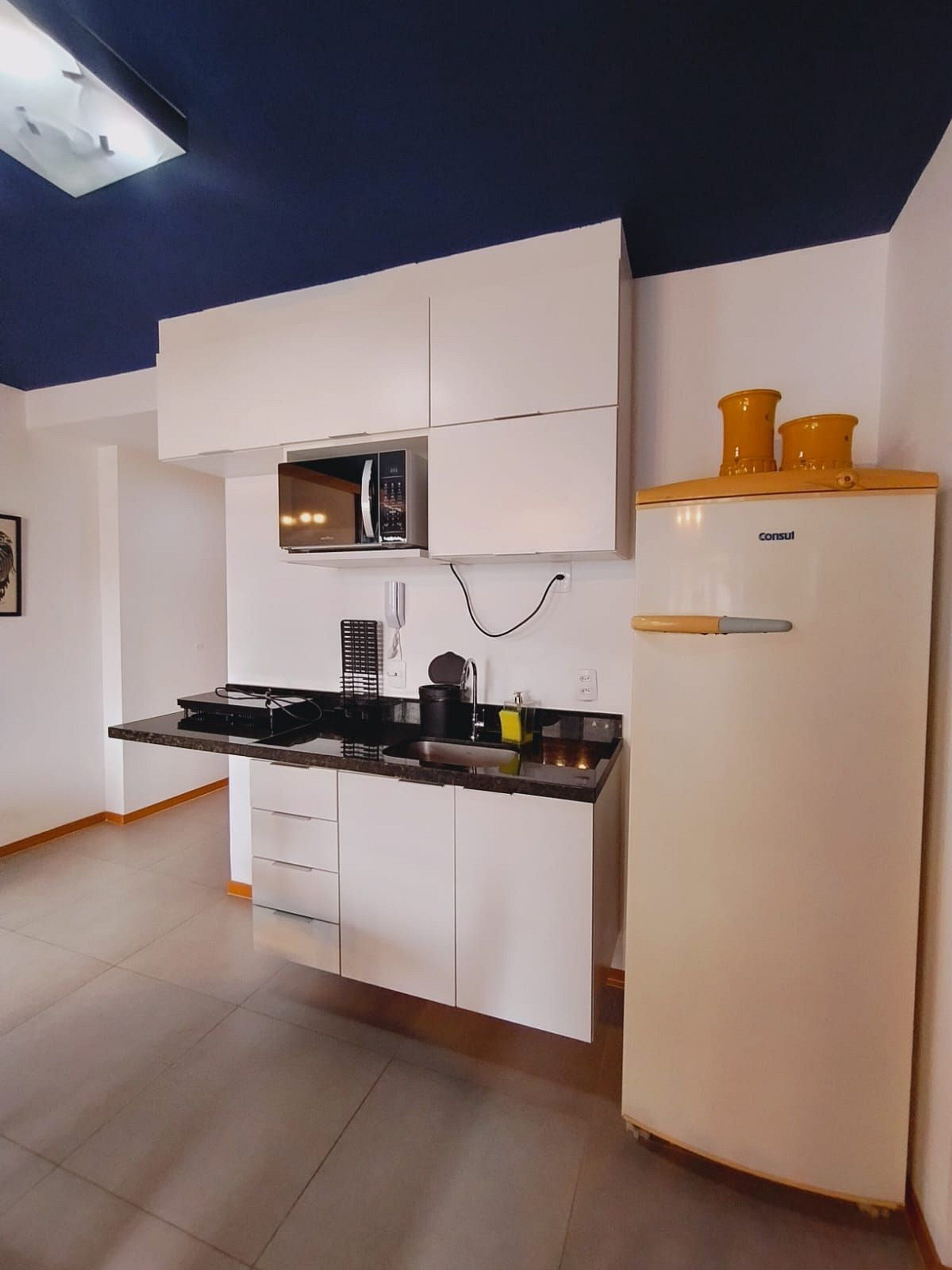 Geladeira, micro-ondas, talheres/pratos/utensílios de cozinha