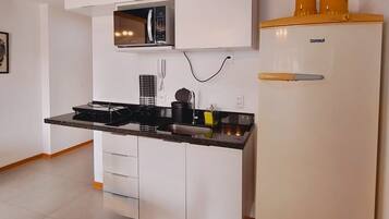 Geladeira, micro-ondas, talheres/pratos/utensílios de cozinha