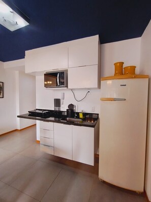 Geladeira, micro-ondas, talheres/pratos/utensílios de cozinha