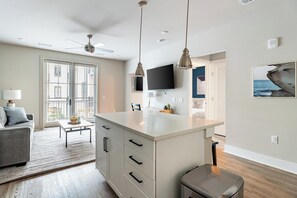 Smart TV - Landing | Beautiful Studio, Game Room, Gym (Savannah)