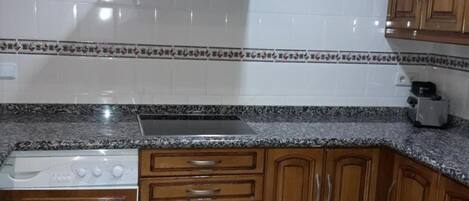 Køleskab, mikrobølgeovn, ovn, kogeplade