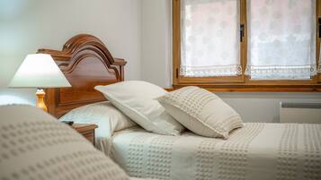 Silitysrauta/-lauta, Wi-Fi, vuodevaatteet