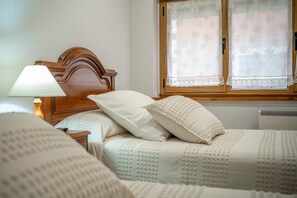 Iron/ironing board, WiFi, bed sheets - Apartment 'El Fondón 1' in Cangas de Onís – Central, Pet-Friendly, Step-Free Access (Cangas de Onís)