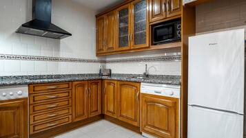 Geladeira, micro-ondas, fogão, cooktop