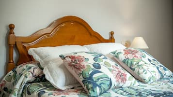 Een strijkplank/strijkijzer, wifi, beddengoed