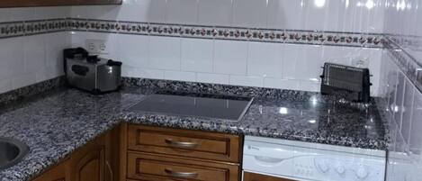 Frigorifero, microonde, forno, piano cottura