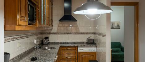 Een koelkast, een microgolfoven, een oven, een kookplaat